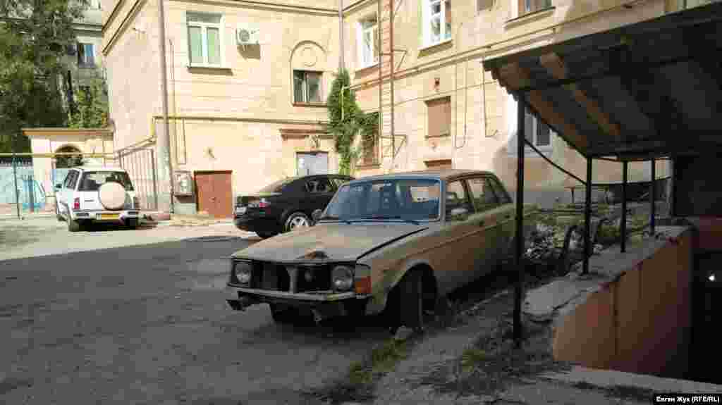 «Двор с фонтаном» оказался богатым на раритетные автомобили – в противоположном его углу расположился еще один