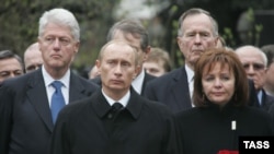 Похороны Бориса Ельцина, 25 апреля 2007 г.: Билл Клинтон, Джордж Буш-старший, Владимир Путин и его тогдашняя супруга Людмила