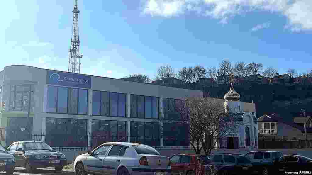 В Средние века здесь, у восточного основания балки, располагался дворец калги-султана. Путешественник Эвлия Челеби, проезжая здесь в XVII веке, писал: «У подножия скал лежит еще один небольшой городок: все это дворцы калги-султана, в коих имеется двести керюнюшей (дворец, место заседаний дивана – государственного совета Крымского ханства – КР) и комнаты с закрытыми балконами и окнами. Однако они не столь украшены и не сравнимы с дворцом ханским... Здесь помещения для стражи, кухня правителя и мечеть». Местные власти на основании заключения археологов и историков пришли к выводу, что участок не представляет исторической ценности и отдали его под коммерческую застройку. Теперь там функционирует центр семейного плавания «Семь морей» и часовня Русской православной церкви