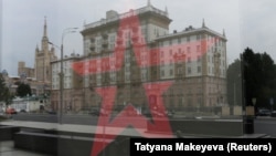 Посольство США в Москве – отражение в витрине военного магазина