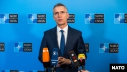 Йенс Столтенберг выступает перед журналистами в Вашингтоне, 4 апреля 2019 года