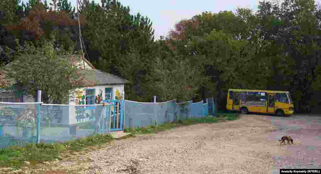 В маленьком горном селе Опушки (до 1948 года Толбан) всего две улицы. Из крымской столицы до него можно добраться маршрутным автобусом. Стационарной остановки в селе нет, автобус ждет пассажиров у детского санатория «Опушки»