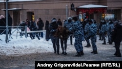 Протест и подавление: полиция с росгвардией vs сторонники Навального в Казани