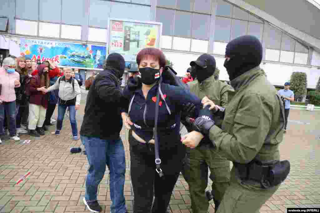 Masked police officers detained several of Kalesnikava's supporters.