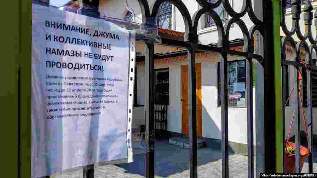 З 12 квітня 2020 року в мечеті Орта-Джамі, розташованій в історичній частині Бахчисарая, призупинено проведення п'ятничних і колективних молитов. Підконтрольне Росії Духовне управління мусульман Криму і Севастополя продовжило заборону на проведення обрядів до 30 квітня