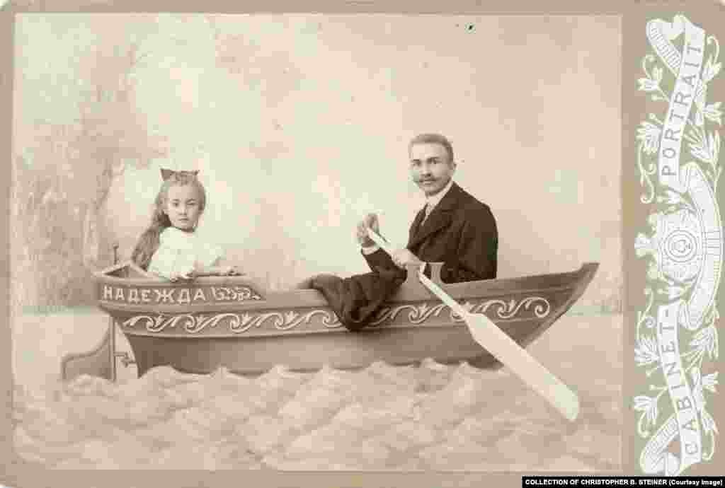 Но большинство фотостудий все-таки специализировались на постановочных фотографиях именно с «лодками». На этой изображены отец и дочь, позирующие в «лодке» под названием «Надежда»