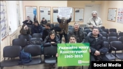 Лидер "Яблока" Сергей Митрохин в ОВД "Тверское" (12 декабря 2015 года)