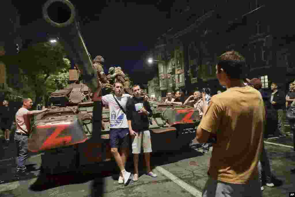 Мужчины позируют для фото на фоне танка ЧВК «Вагнер» в Ростове-на-Дону. 23 июня группа наёмников «Вагнера» вошла в Россию с территории Украины с целью захвата административного центра Южного военного округа. Пригожин тогда заявил, что в лагерь наёмников в Украине попала запущенная «с тыла» ракета, и обвинил в этом российских военных