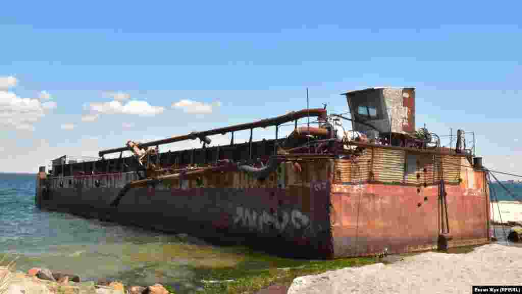 Здесь протяженные песчаные пляжи, а вода в море не становится мутной даже во время сильных штормов. Когда-то коса полностью отделяла озеро Донузлав от Черного моря, но в 1961 году в ней был прорыт проход и построен порт. Расположена коса неподалеку от Черноморского, на западном побережье Крымского полуострова. Как устроен отдых на косе Беляус – смотрите в фоторепортаже Крым.Реалии.