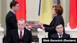 Владимир Зеленский (справа) Реджеп Тайип Эрдоган (слева)