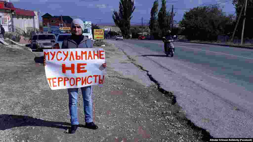 Мусульмане – не террористы. Такие слова можно было увидеть сразу на нескольких баннерах