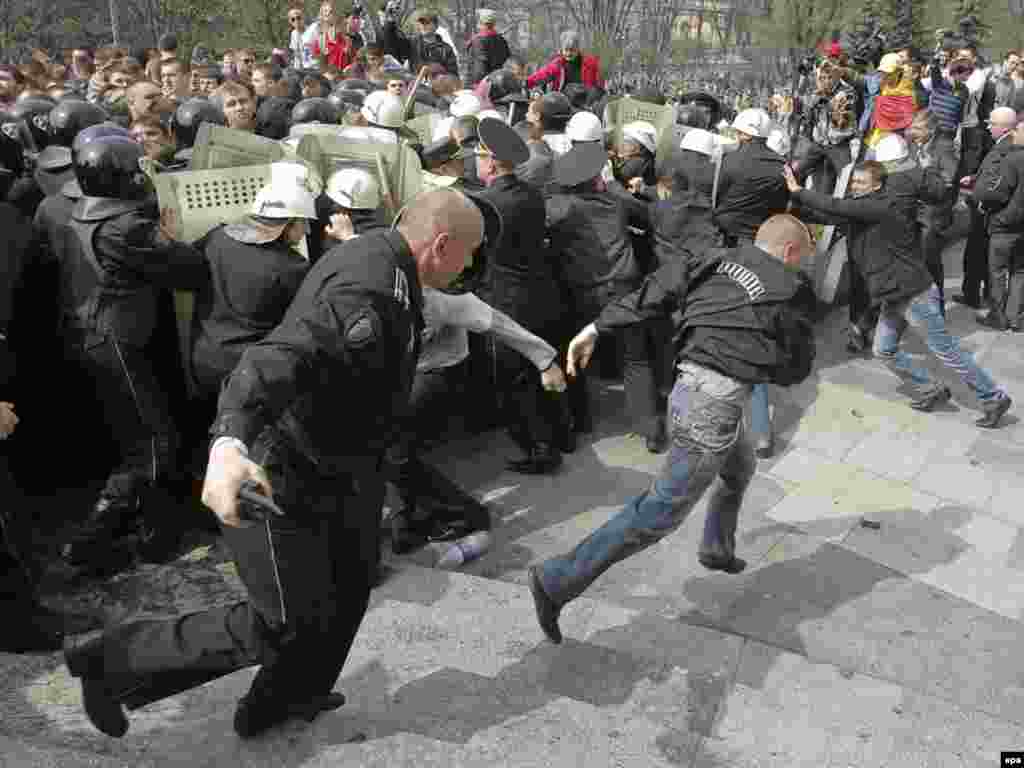 В Кишиневе 7 апреля 2009 года произошли столкновения демонстрантов с полицией. Оппозиция требует отменить итоги парламентских выборов 5 апреля, на которых победили коммунисты.