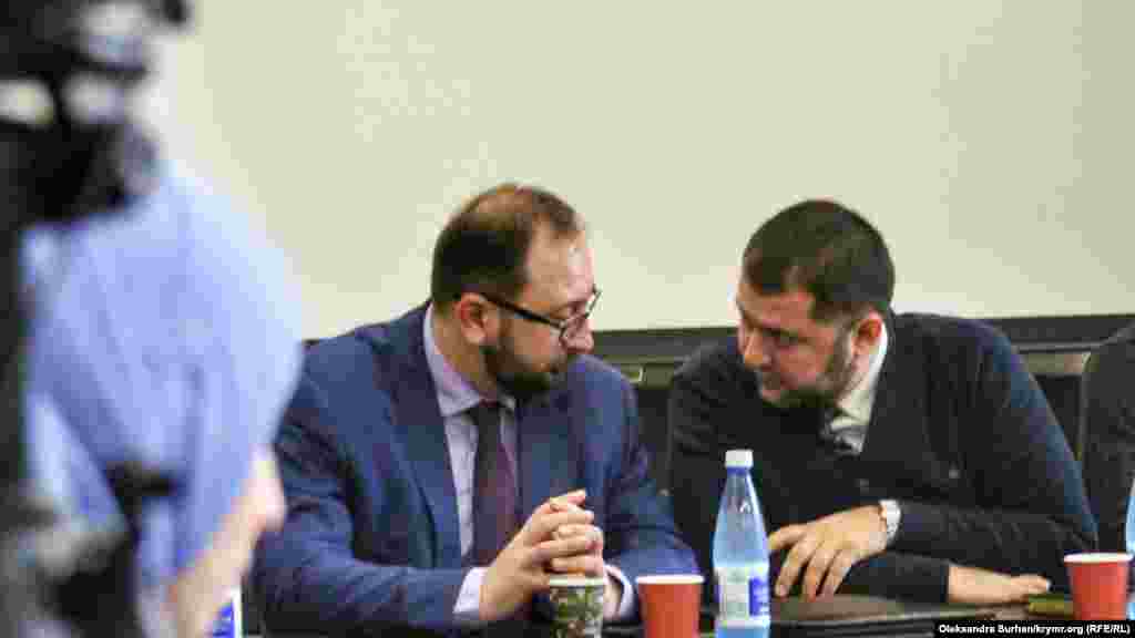Адвокаты Николай Полозов и Эдем Семедляев что-то обсуждают во время собрании