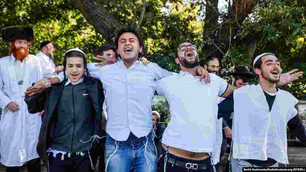 У свято Рош га-Шана юдеям не можна працювати (виняток робиться лише для приготування їжі, особливо солодких страв) – зате вони ходять у синагогу і моляться. Під заборону цього дня також потрапляє гірка їжа, кисла і гостра, не заведено їсти горіхи