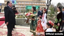 Эмомалӣ Раҳмон, раиси ҷумҳурии Тоҷикистон дар осоишгоҳи "Зумрад". Соли 2017.