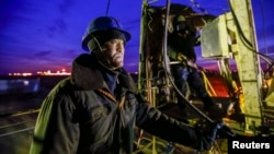 An oil worker carries out maintenance at a well in Kazakhstan's southern Kyzylorda region. (file photo)