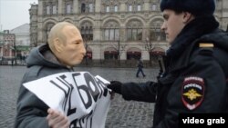 Роман Рословцев на одной из своих акций протеста в Москве