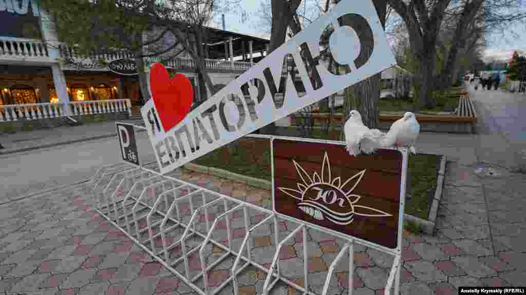«Любов» і декоративні голуби біля фонтану на вулиці Фрунзе