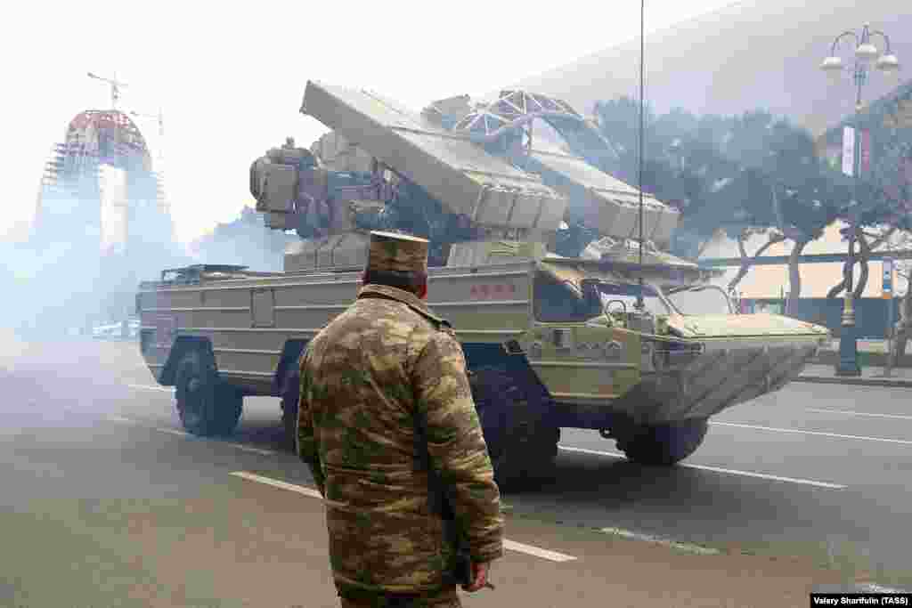 Это российский зенитный ракетный комплекс «Оса-МБ». На протяжении многих лет Россия продавала оружие и технику как Азербайджану, так и Армении
