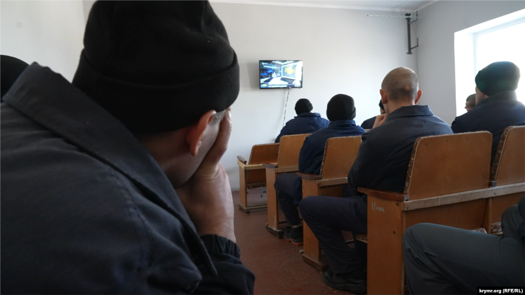 Російські військовополонені дивляться «Єдиний марафон» у кімнаті відпочинку. Увесь персонал табору говорить з полоненими українською, кажуть, що полонені вже звикли і все розуміють