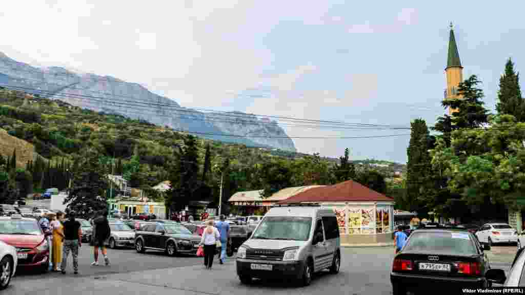 «Сімеізьке кільце» – так називають його місцеві жителі. Тут, як правило, стоять таксисти і власники житла, сподіваючись зустріти клієнтів