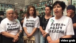 Элле Кесаевой (крайняя справа) жаль, что власти не вынесли урок из бесланской трагедии