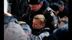 В Москве задержали 130 человек, в том числе оппозиционера Навального (видео) В Москве задержали 130 человек, в том числе оппозиционера Навального (видео)