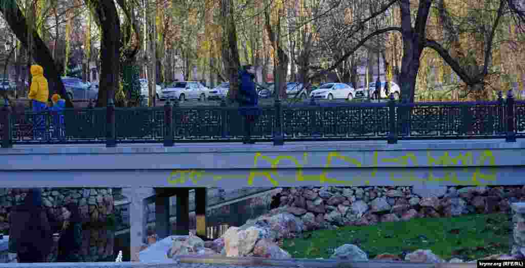 На реконструированном мосту появились первые «художества». Власти хотят установить на протяжении всей набережной видеонаблюдение