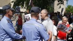 Supporters of Andrzej Poczobut, a Polish-Belarusian journalist charged with insulting Belarusian President Alyaksandr Lukashenka, protest outside the courthouse in Hrodna.